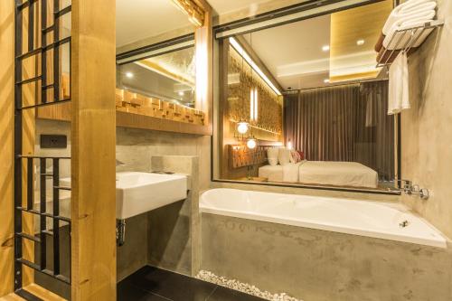 room detail thumbnail 2