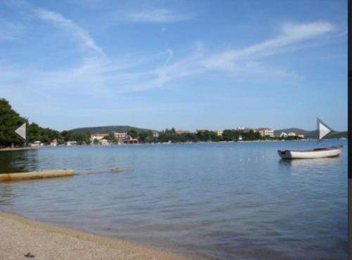  Apartmani Hudic Pirovac, Unterkunft in Pirovac