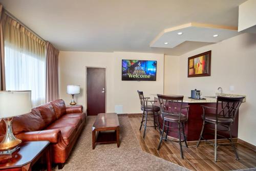 Four Queens Hotel and Casino - image 13