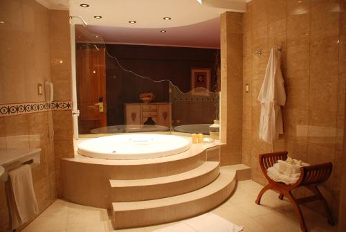 CATANGE HOTEL in Charata