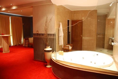CATANGE HOTEL in Charata