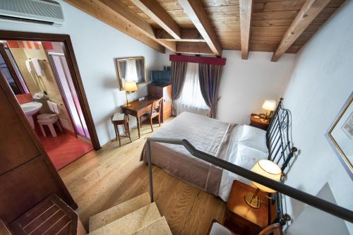 Hotel Villa Malaspina Hotel Villa Malaspina is perfectly located for both business and leisure guests in Verona. The property offers guests a range of services and amenities designed to provide comfort and convenience. 24-