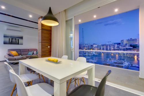 Luxury 3BR Apartment with Marina Views