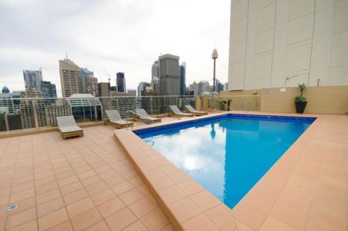 Cosmopolitan apartment at College St - image 8