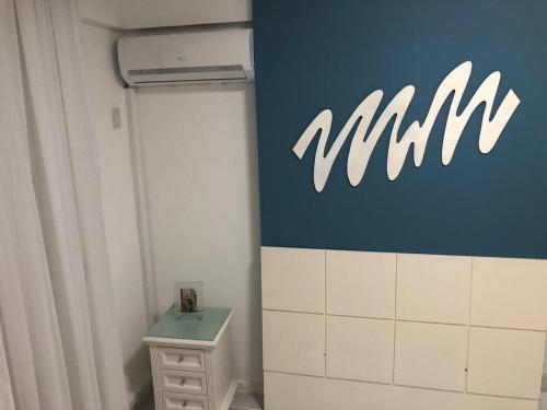 Localizado a 50 m da praia, na Prainha de Arraial do Cabo