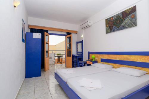 2 twin beds, 2 sofa beds