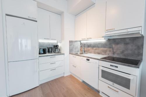 Kitchen, Forenom Aparthotel Helsinki Pikku Huopalahti in Pasila