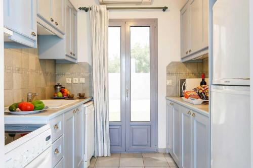 Kitchen, Villa Votsalo in Livathou