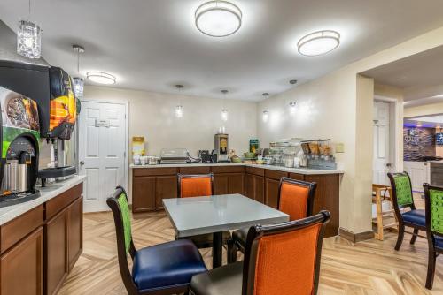 Quality Inn - image 4