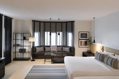 เธียร์เตอร์ เรสซิเดนซ์ (Theatre Residence) near วัดพระแก้ว