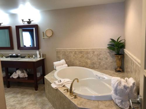 ห้องน้ำ, ชาโต เซนต์จอห์น เทรดมาร์ค คอลเลคชั่น บาย วินด์แฮม (Chateau Saint John Trademark Collection by Wyndham) in เซนต์จอห์น (NB)