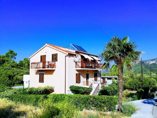  Apartments Vrisnik in Jelsa