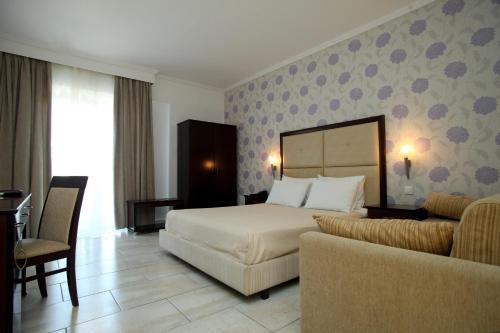 2 twin beds, 1 sofa bed