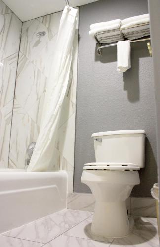 Americas Best Value Inn AT&T Center - image 4