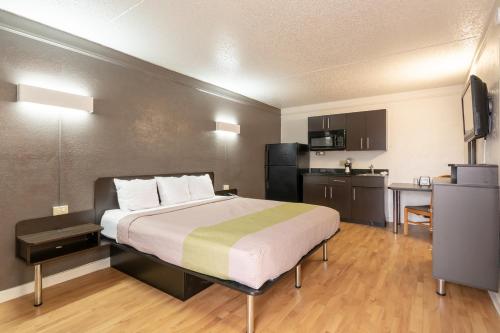 Studio 6-Fort Worth, TX - West Medical Center Located in White Settlement, Studio 6 Fort Worth West Medical Center is a perfect starting point from which to explore Fort Worth (TX). The property has everything you need for a comfortable stay. Ser