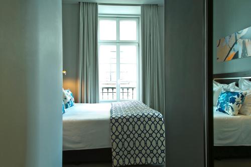 Standard Double or Twin Room with Street View image 6
