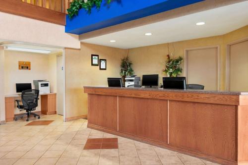 Days Inn & Suites by Wyndham Thompson