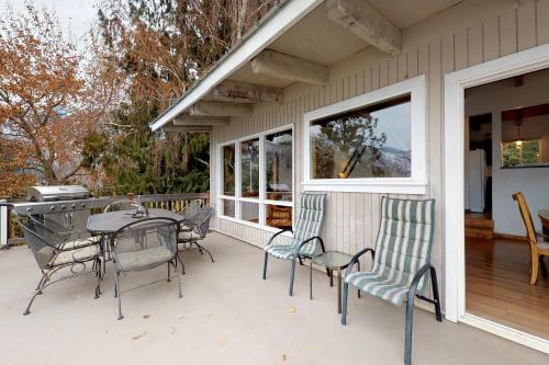 Phil's Lake Cabin - image 2