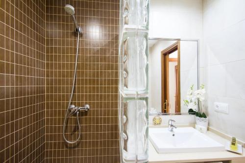 One-Bedroom Apartment image 9
