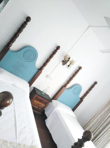 2 twin beds