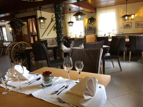 Hotel-Restaurant Orthwein kostenfreier großer Parkplatz - image 6