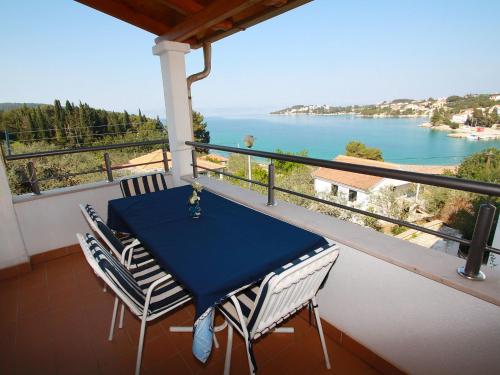  Apartment Anteo in Nečujam
