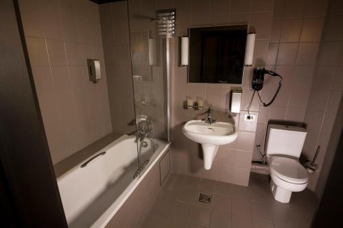 Deluxe Double Room with Bath image 4