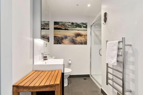 Renovated Central Apartment - Gym, Pool, Sauna