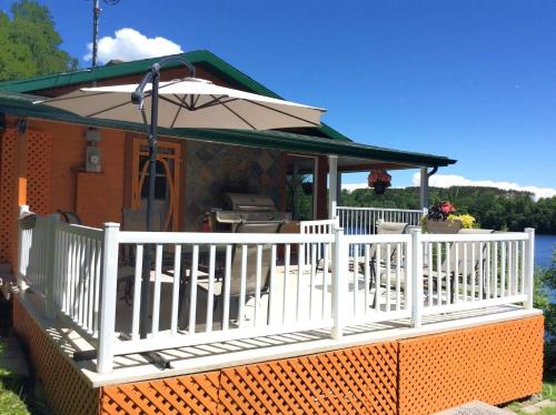 Balkons/terase, Charming Chalet in Sainte-Thècle with Jacuzzi (Charming Chalet in Sainte-Thecle with Jacuzzi) in Senžendepila (QC)