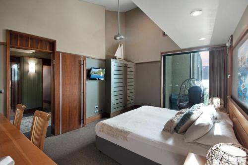 Yacht Club Villa 33 - Serenity - 4 Bedroom 4 Bathroom House Ocean Views 2 Buggies