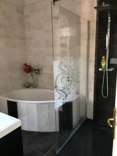 Bathroom, villa Gaby-chambres in Menton
