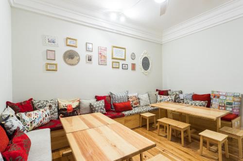 Shared lounge/TV area, Lisboa Central Hostel in Lisbon