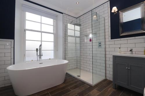 浴室, Dollar Apartments-41 Bridge Street in 多勒