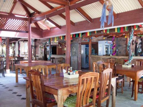 Restaurant, SiBoya Bungalows in Koh Sriboya