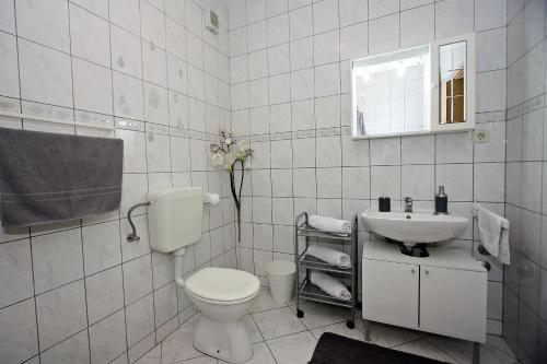 One-Bedroom Apartment image 10