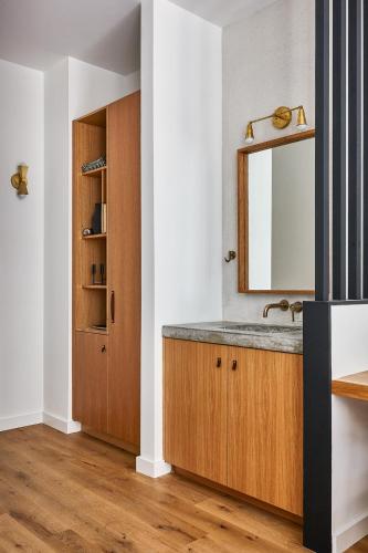 Studio with Street View image 4