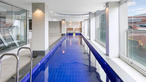 Swimming pool, Oaks Adelaide Embassy Suites in Adelaide