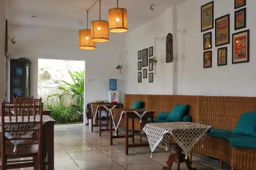 Restaurant, Hinggil Homestay Syariah Malioboro Yogya Mitra RedDoorz in Godean