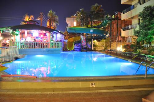 maxwell holiday club adult only