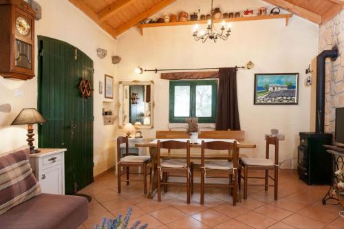 House Davor a holiday house in Makarska jacuzzi - image 3