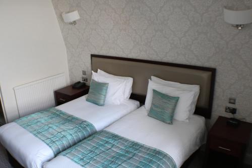 Legacy Hotel Victoria The 3-star Legacy Hotel Victoria offers comfort and convenience whether youre on business or holiday in Newquay. Featuring a satisfying list of amenities, guests will find their stay at the property 