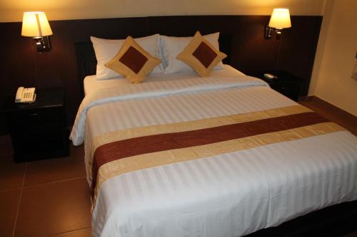 Deluxe Double or Twin Room image 9