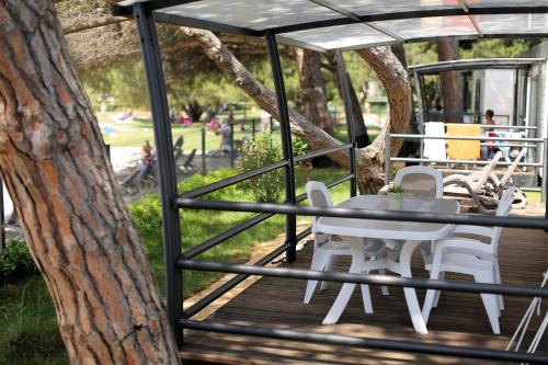 Comfort Two-Bedroom Mobile Home with Sea View image 4