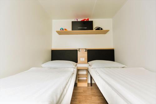 Comfort Two-Bedroom Mobile Home with Sea View image 6