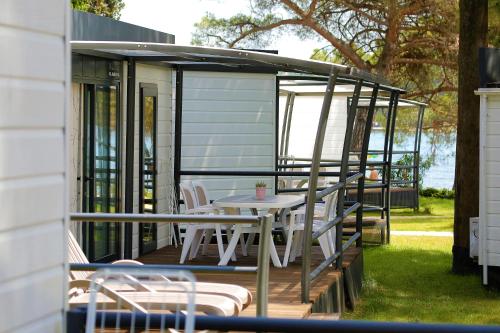 Two-Bedroom Mobile Home with Sea Side image 2