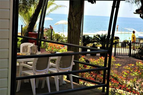 Comfort Two-Bedroom Mobile Home with Sea View image 10