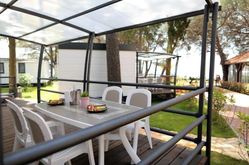 Two-Bedroom Mobile Home with Sea Side image 9