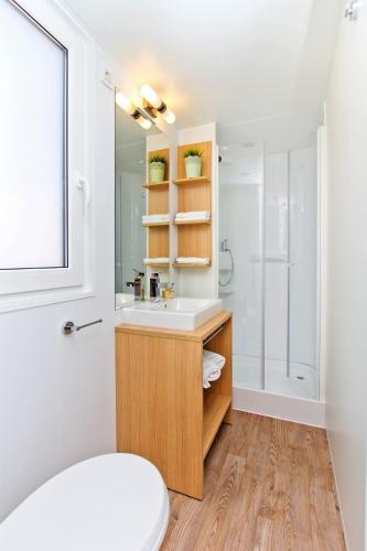 Two-Bedroom Mobile Home with Garden View image 9