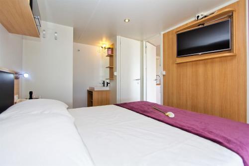 Comfort Two-Bedroom Mobile Home with Sea View image 5