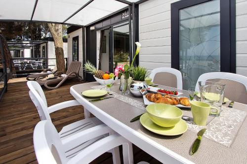 Two-Bedroom Mobile Home with Garden View image 1